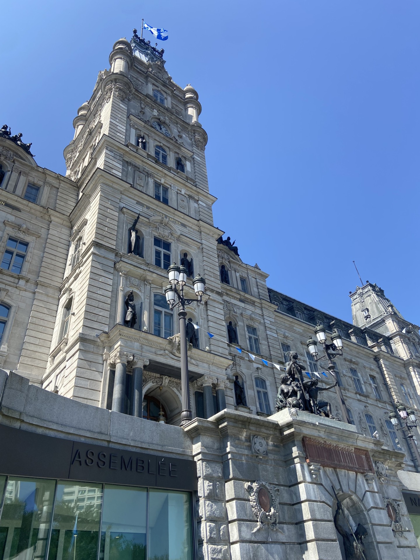 Québec poursuit ses compressions