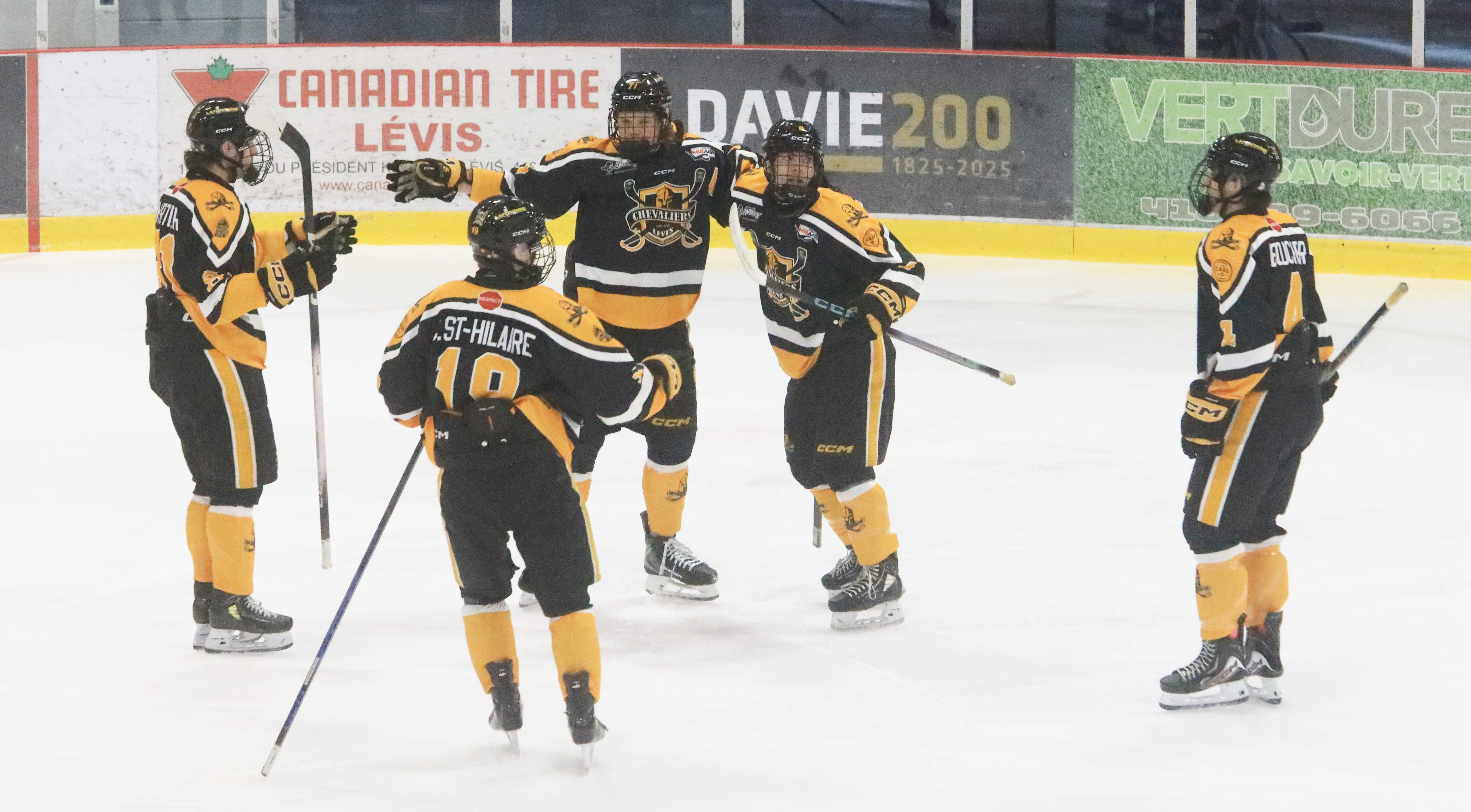 Les Chevaliers parfaits en trois affrontements à la maison