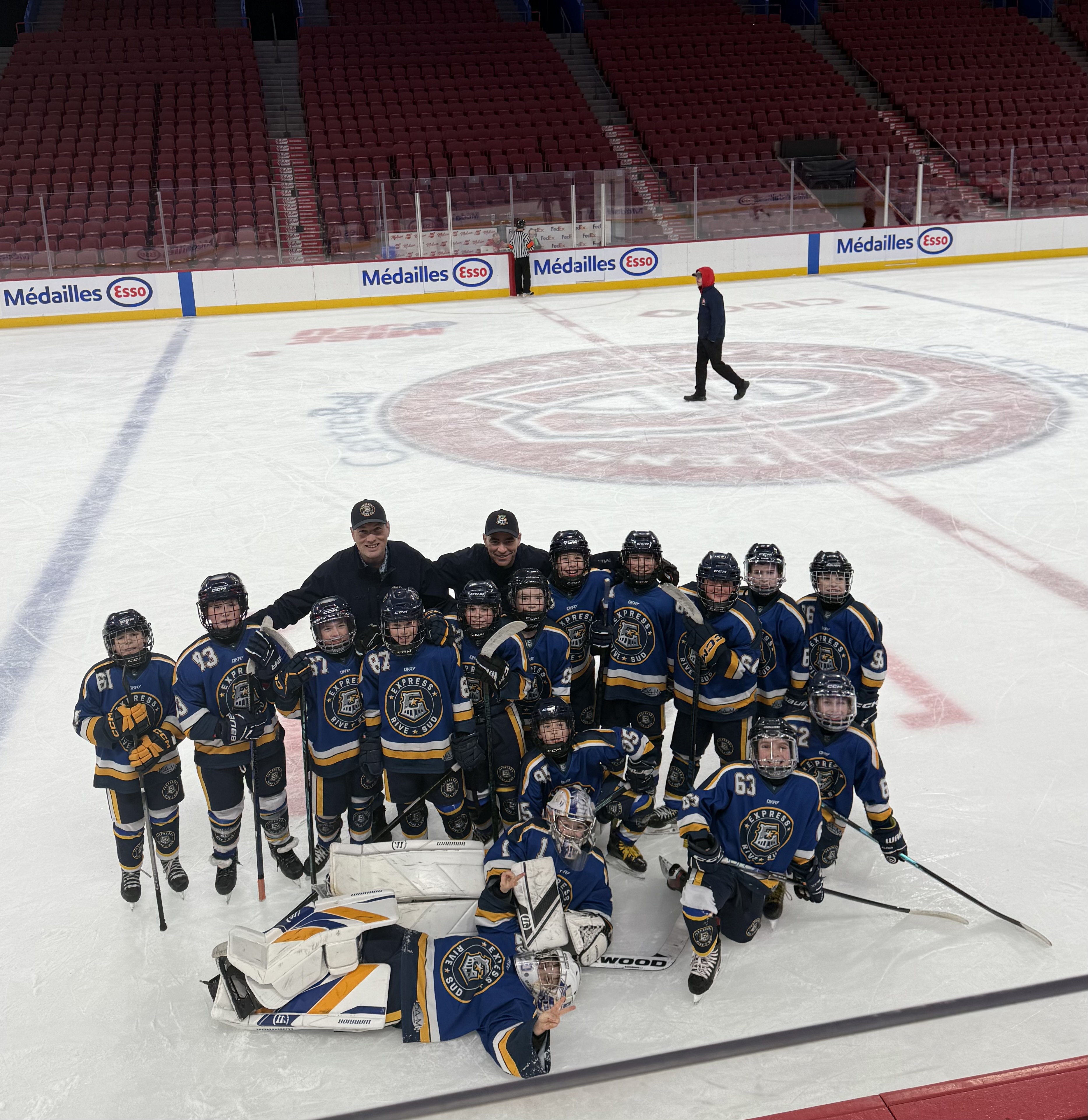 De jeunes hockeyeurs lévisiens en action au Centre Bell