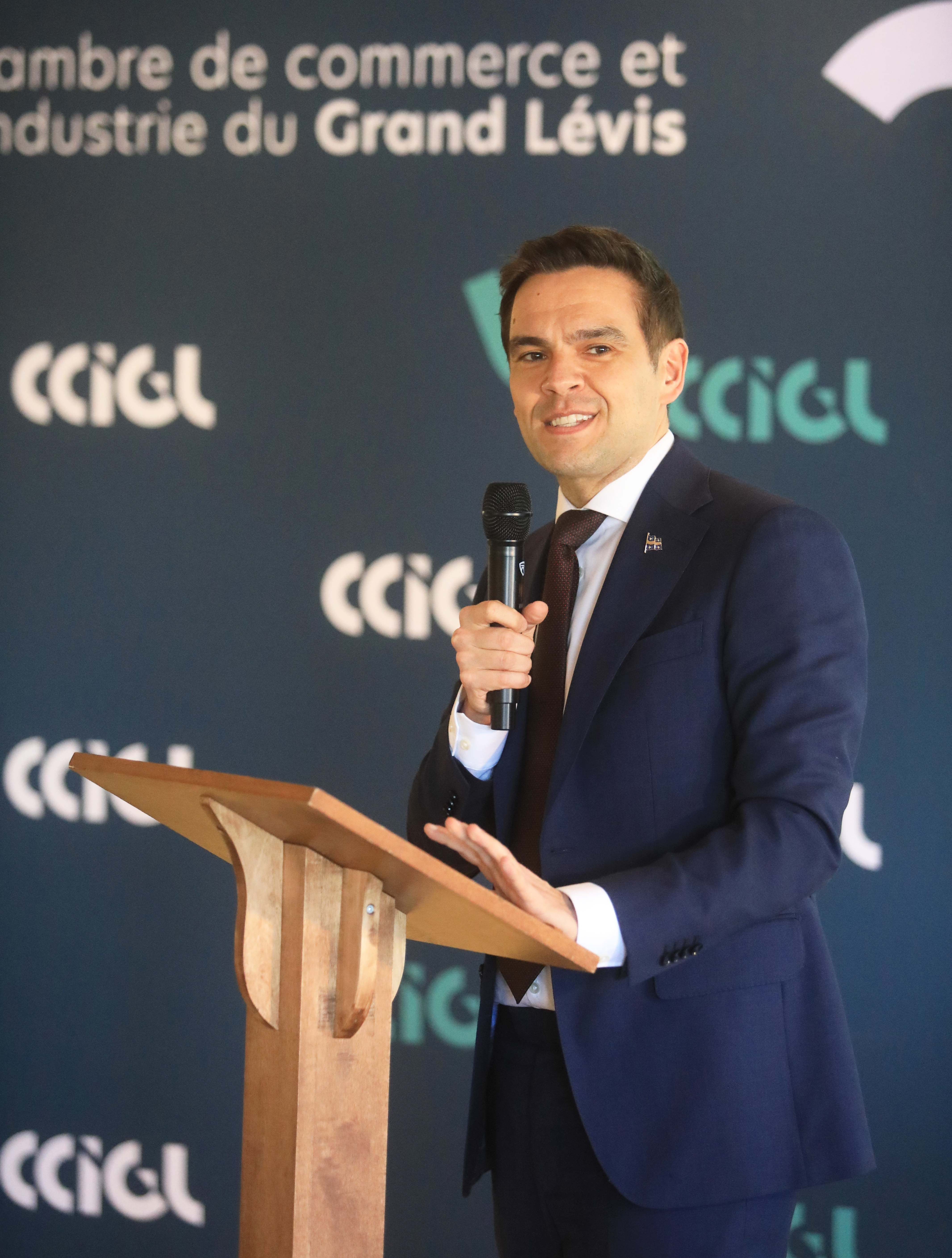 Charles Milliard ajuste le tir concernant la loi 96