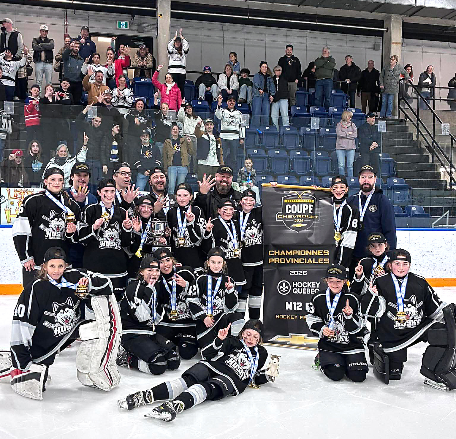 Une équipe de hockey féminine de la région réalise une saison parfaite 