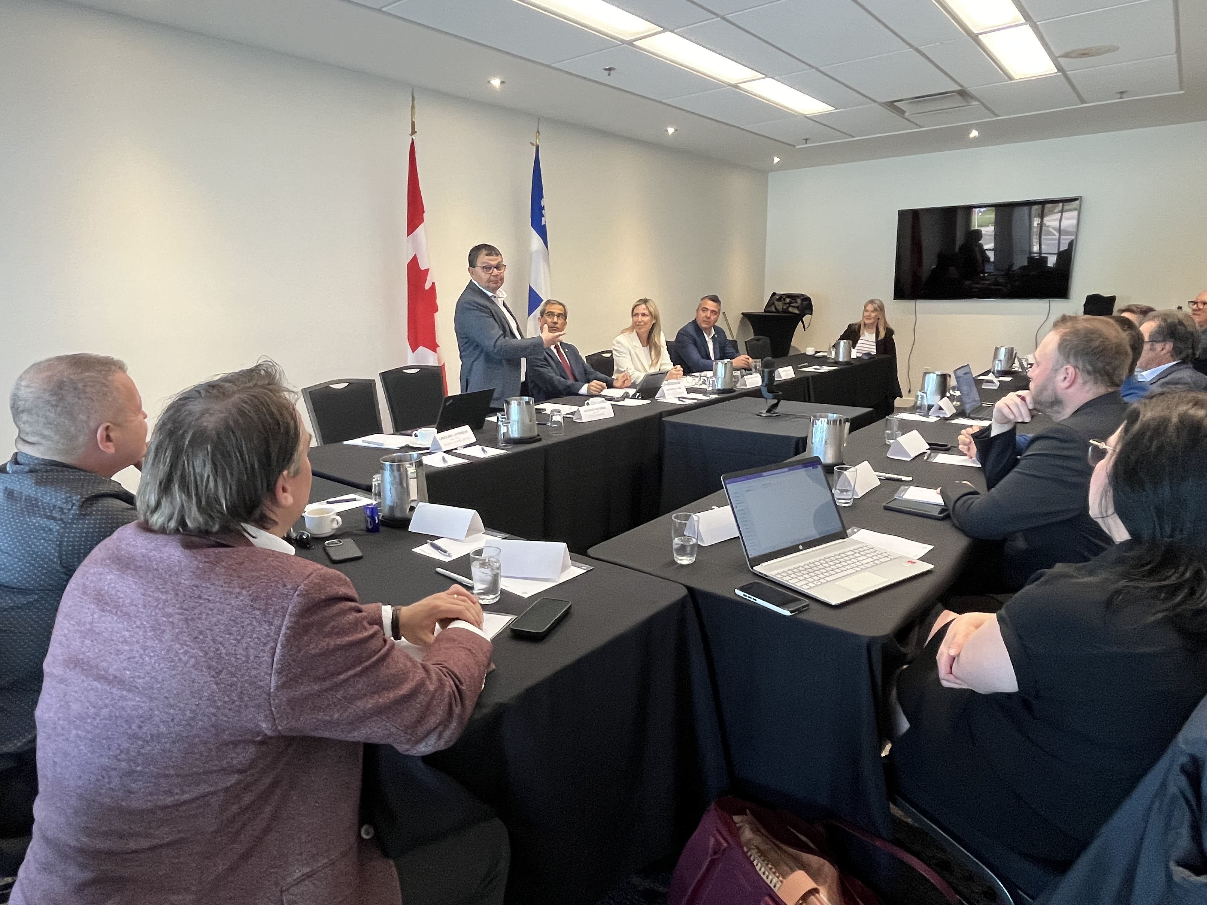Les conservateurs consultent les entreprises de la région