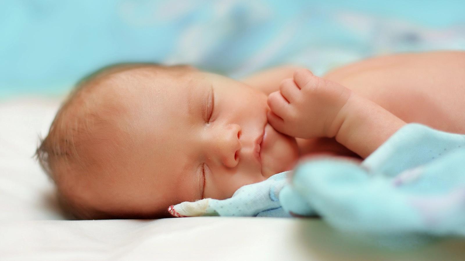La vitamine K à la naissance est sécuritaire et nécessaire