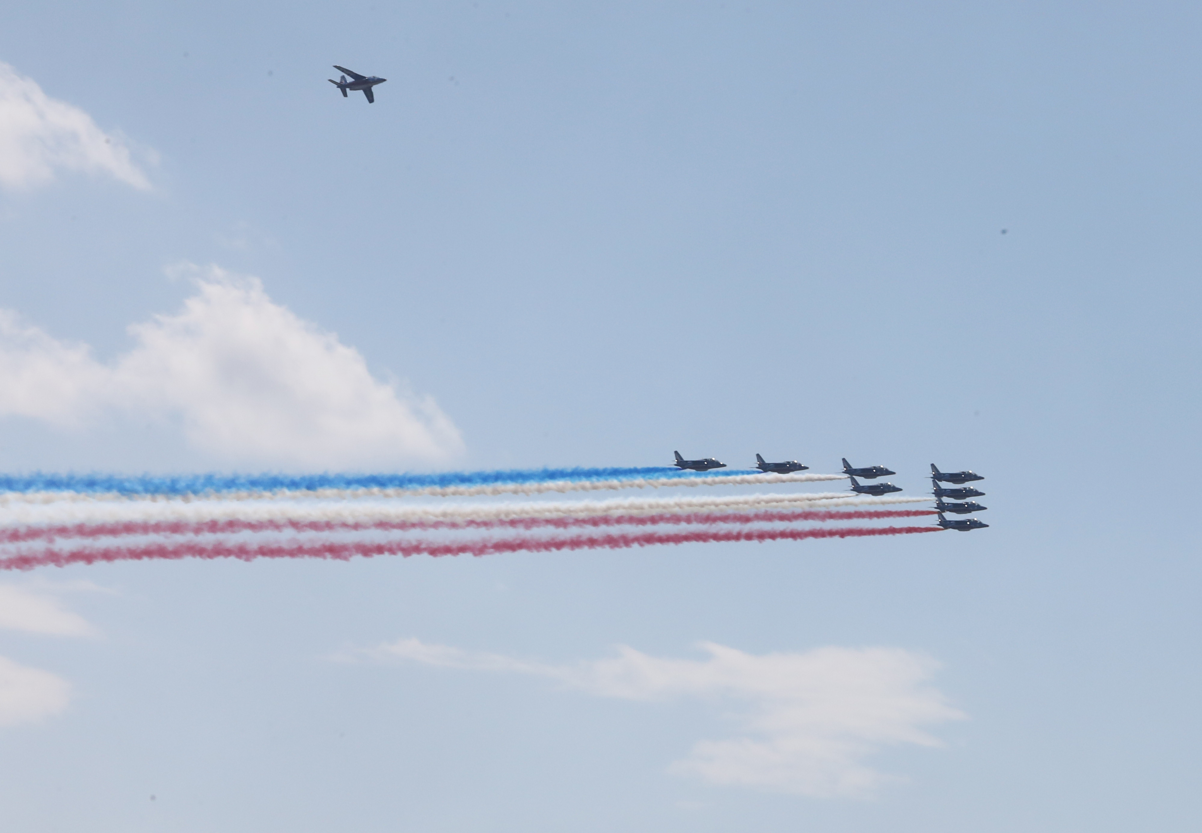 La Patrouille de France survole le fleuve Saint-Laurent