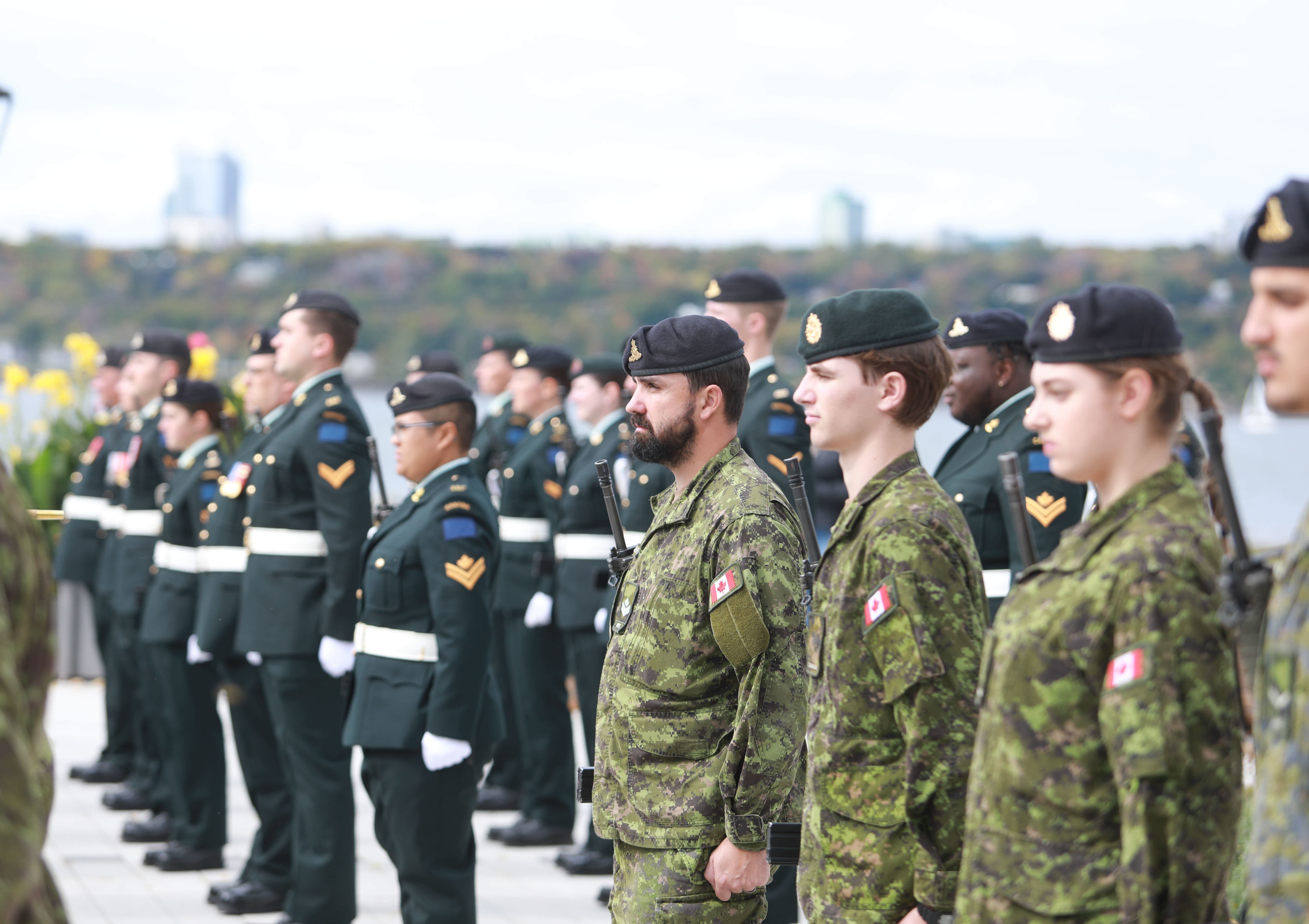 Des leaders canadiens demandent un service national volontaire