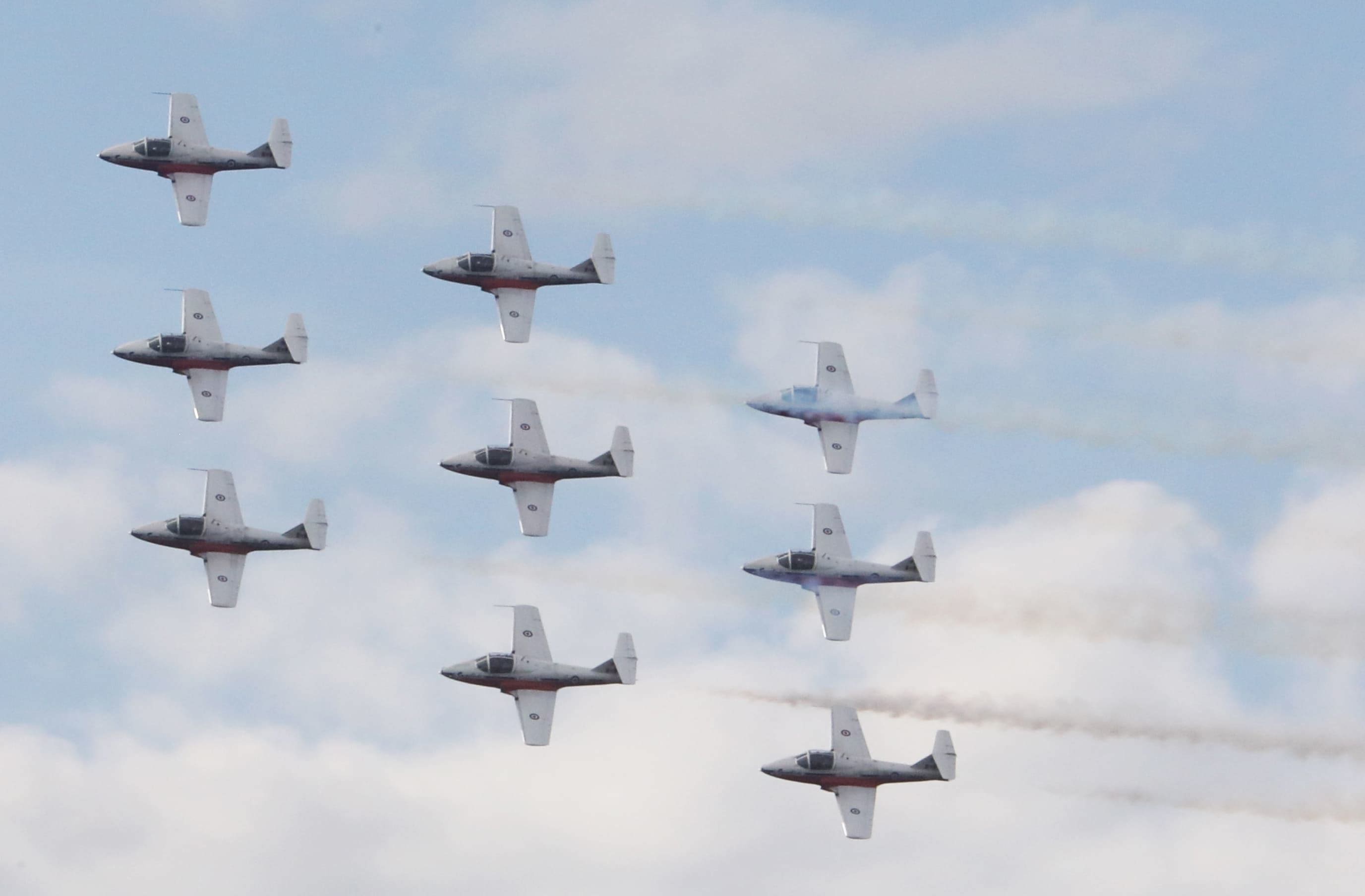 Les Snowbirds traversent le ciel de Lévis