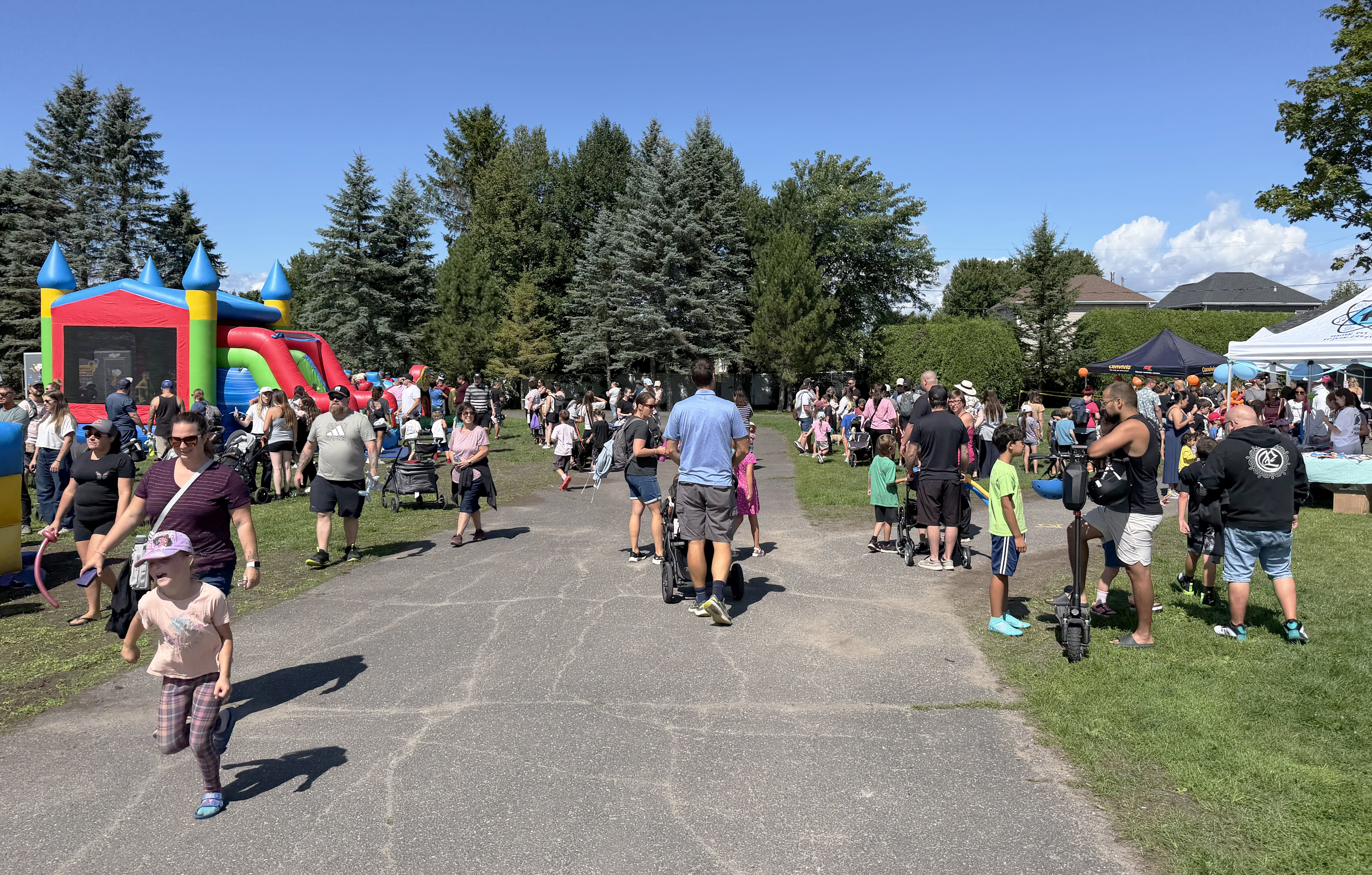 Les familles se rassemblent au parc Champigny